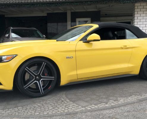 Ford Mustang LAE mit der mbDESIGN KV1 9x20 + 10,5x20 DC stark Konkav und 255/35R20 + 285/30R20 Dunlop Sport Maxx in Schwarzmatt poliert