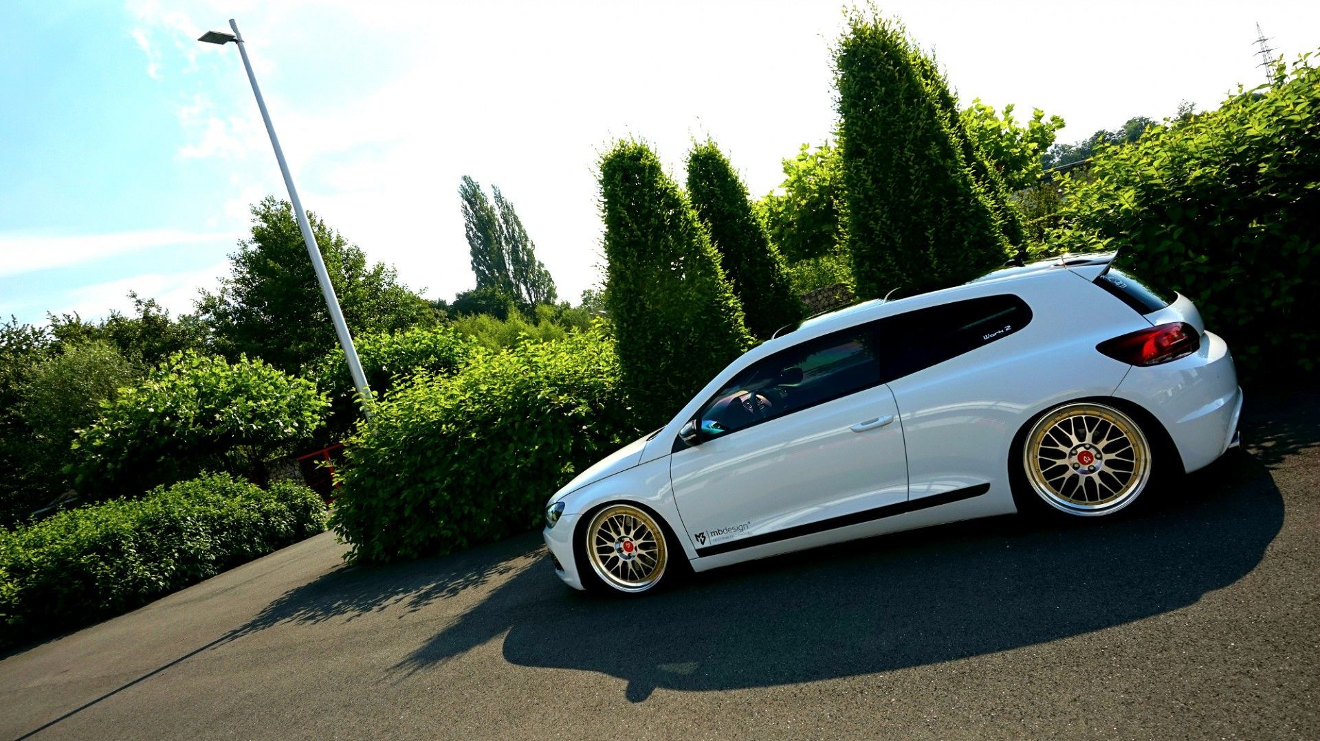 weißer Scirocco mit 20 Zoll LV1 in gold Stern poliert 3 mbDESIGN