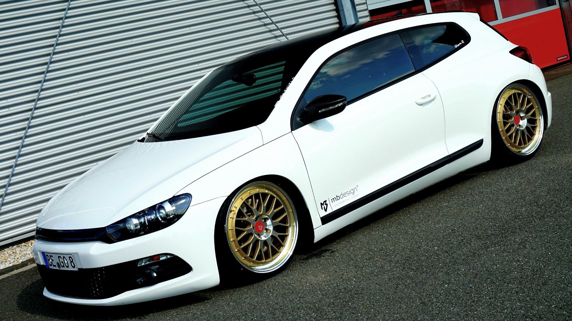 weißer Scirocco mit 20 Zoll LV1 in gold Stern poliert mbDESIGN